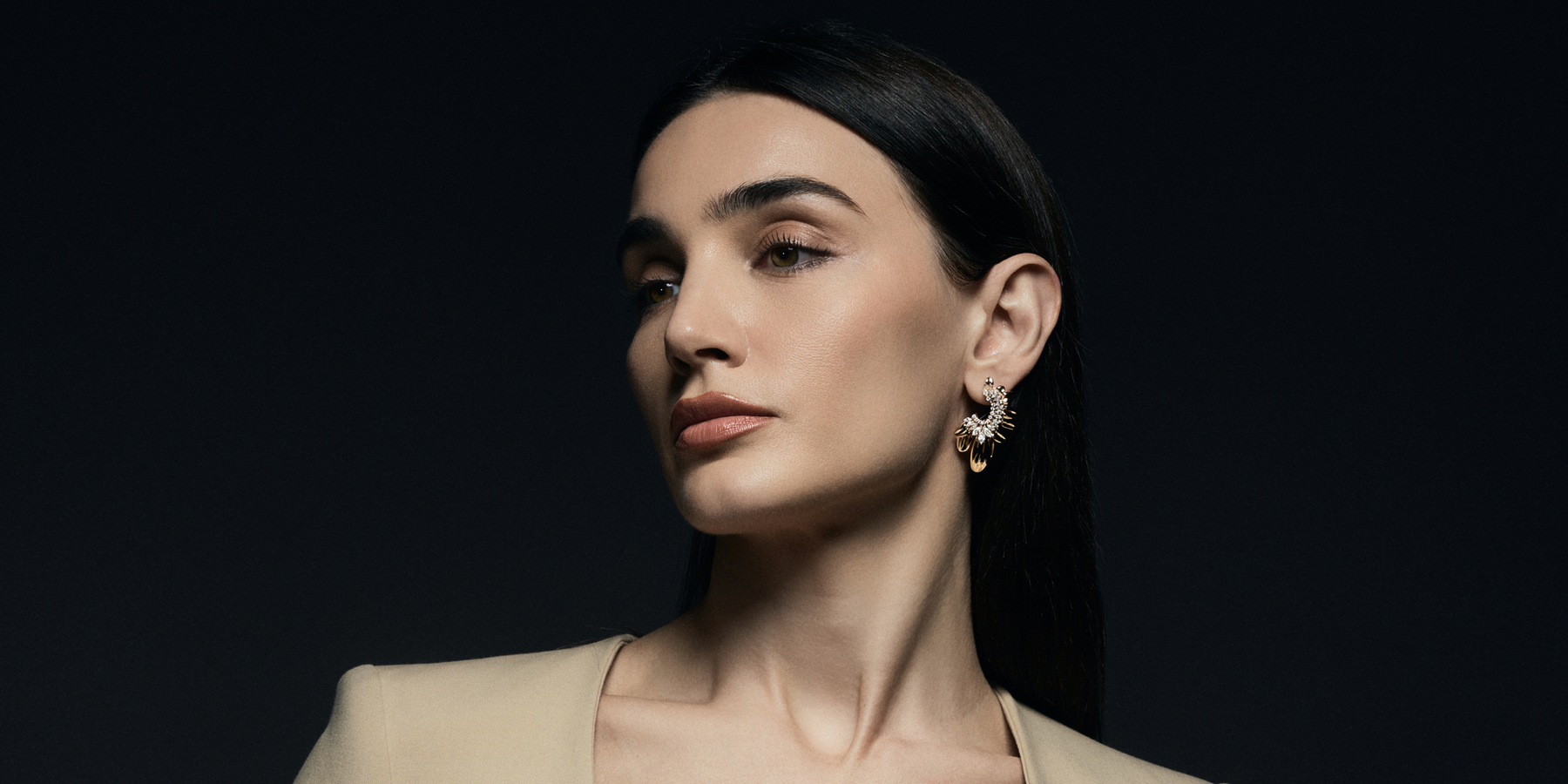 The Ronza name emerges from one of the wildflowers grown on the surface of high mountains. It means beauty and tenderness in Italian. Thus, the Ronza collection comprises pieces that give the wearer a character of distinction while enhancing their beauty.