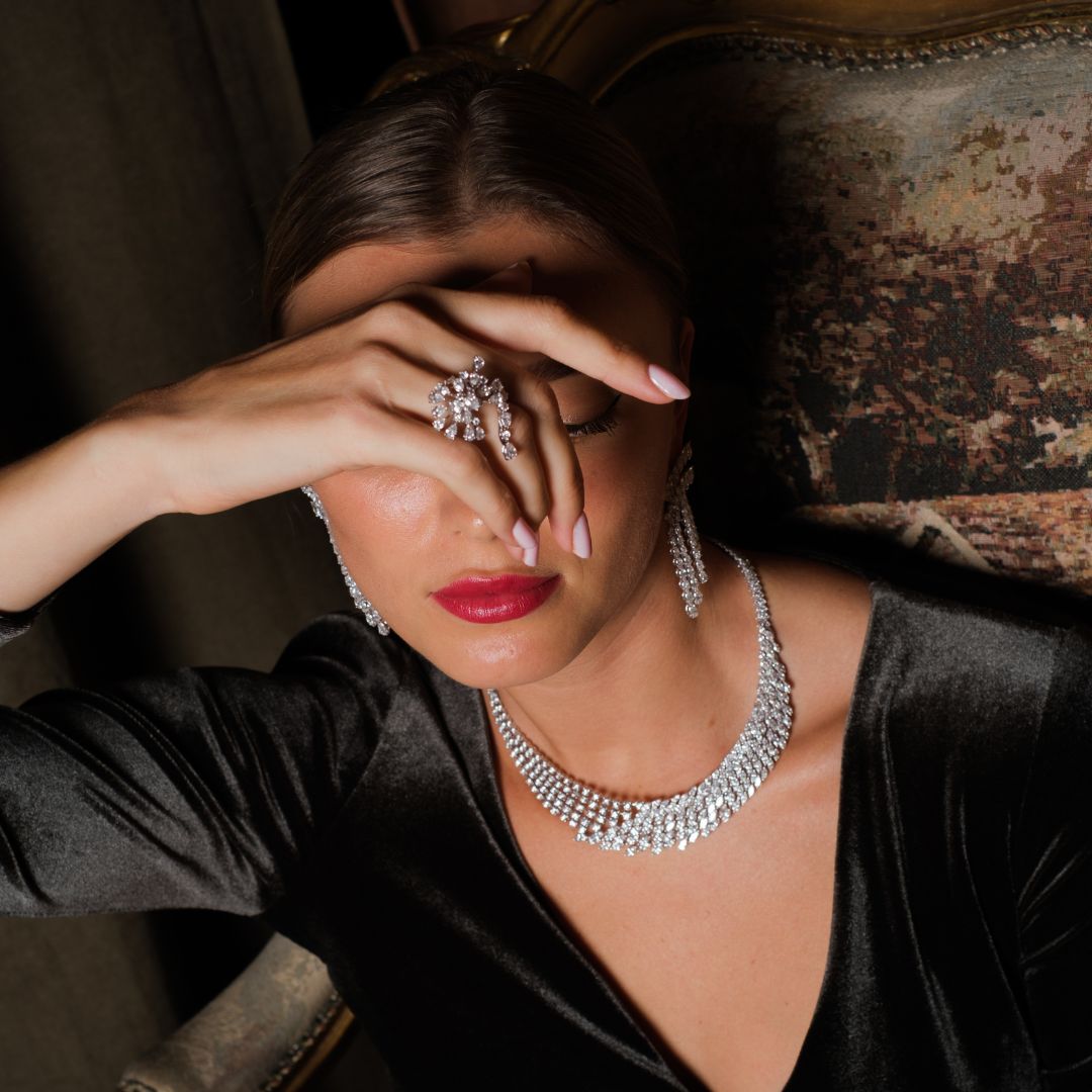 A model wearing a bridal set of diamond