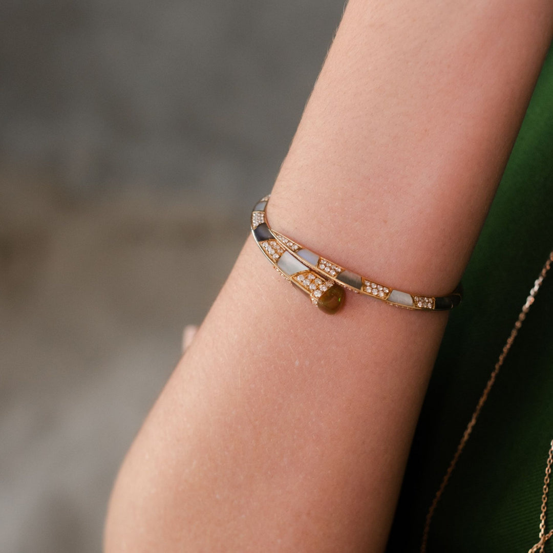 18K yellow gold bangle with cabochon opal