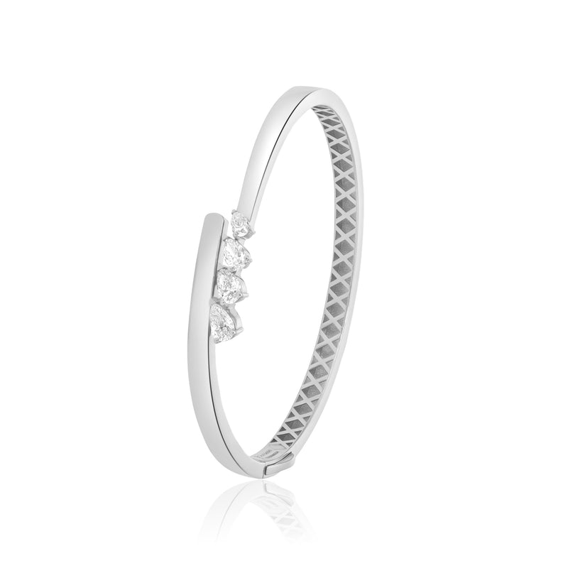 ETOILE white Gold Slanting Pear Diamond Bangle