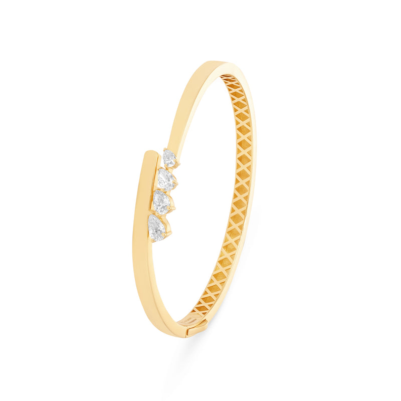 ETOILE Yellow Gold Slanting Pear Diamond Bangle