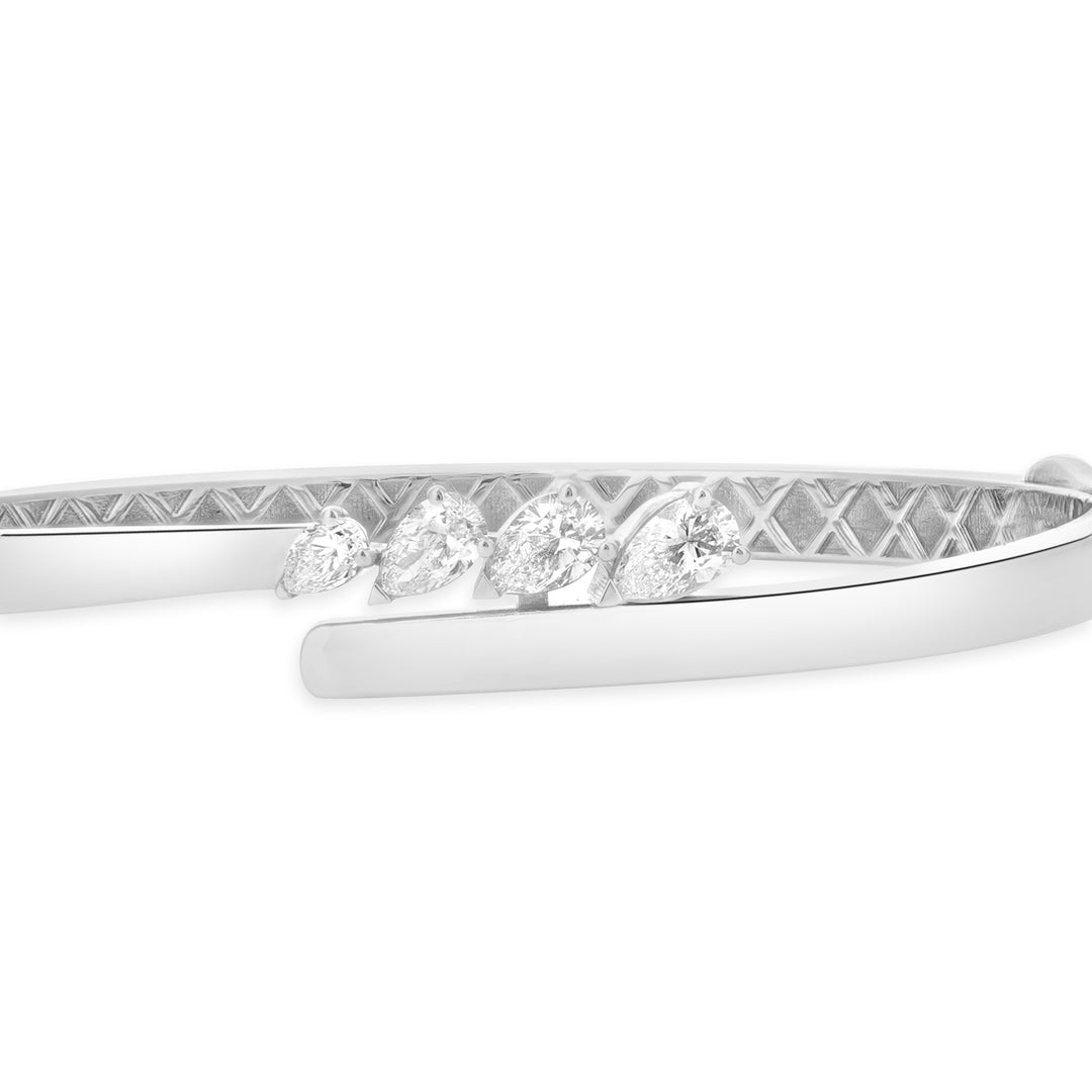 ETOILE white Gold Slanting Pear Diamond Bangle