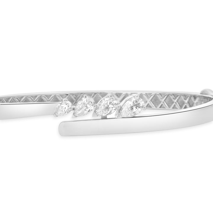 ETOILE white Gold Slanting Pear Diamond Bangle