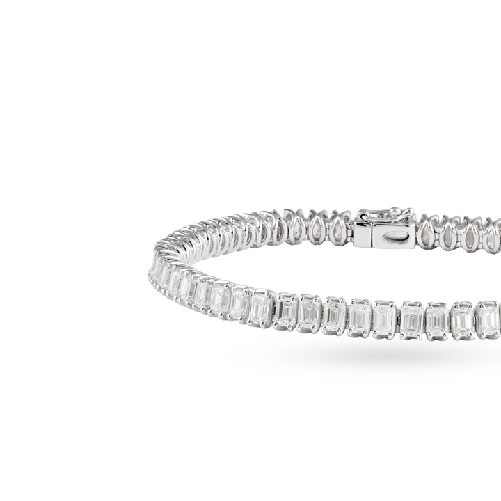 Emerald-cut diamond tennis bracelet in 18K gold