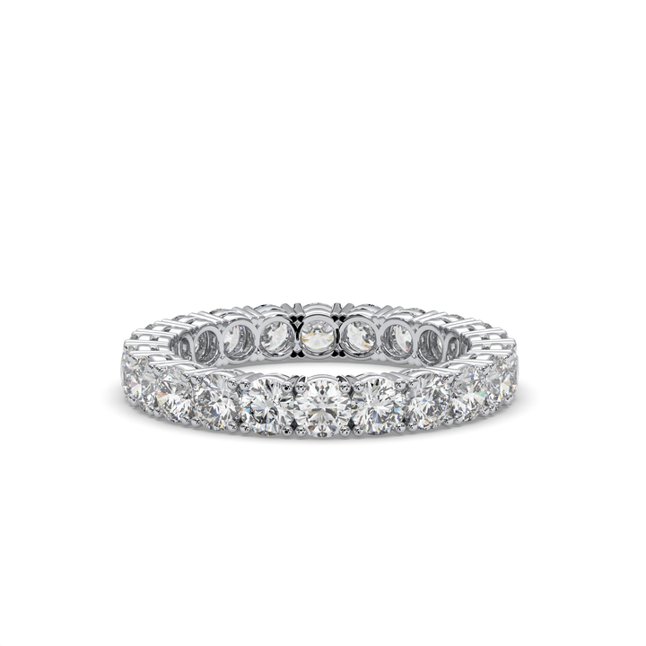 Round-cut diamond engagement ring in 18K gold