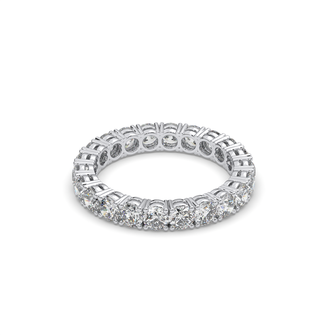 Round-cut diamond engagement ring in 18K gold